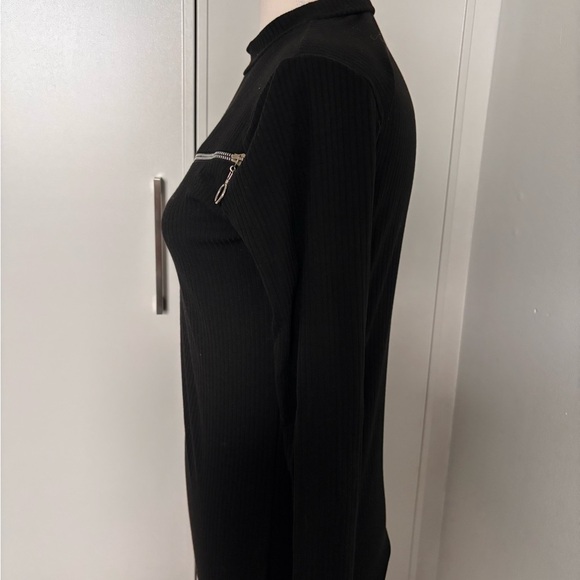 Black Ribbed Top with Zipper Detail - Picture 2 of 12